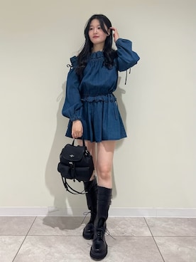 「LILY BROWN（リリーブラウン）のデコルテフリルミニロンパース（つなぎ/オールインワン、ブルー系）」を使った、LILY BROWNさんの春コーディネート