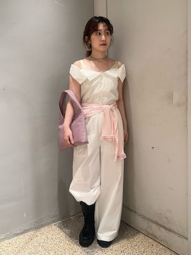 「LILY BROWN（リリーブラウン）のサテンキャミレイヤードオフショルコンビネゾン（ワンピース、ホワイト系）」を使った、LILY BROWNさんの春コーディネート