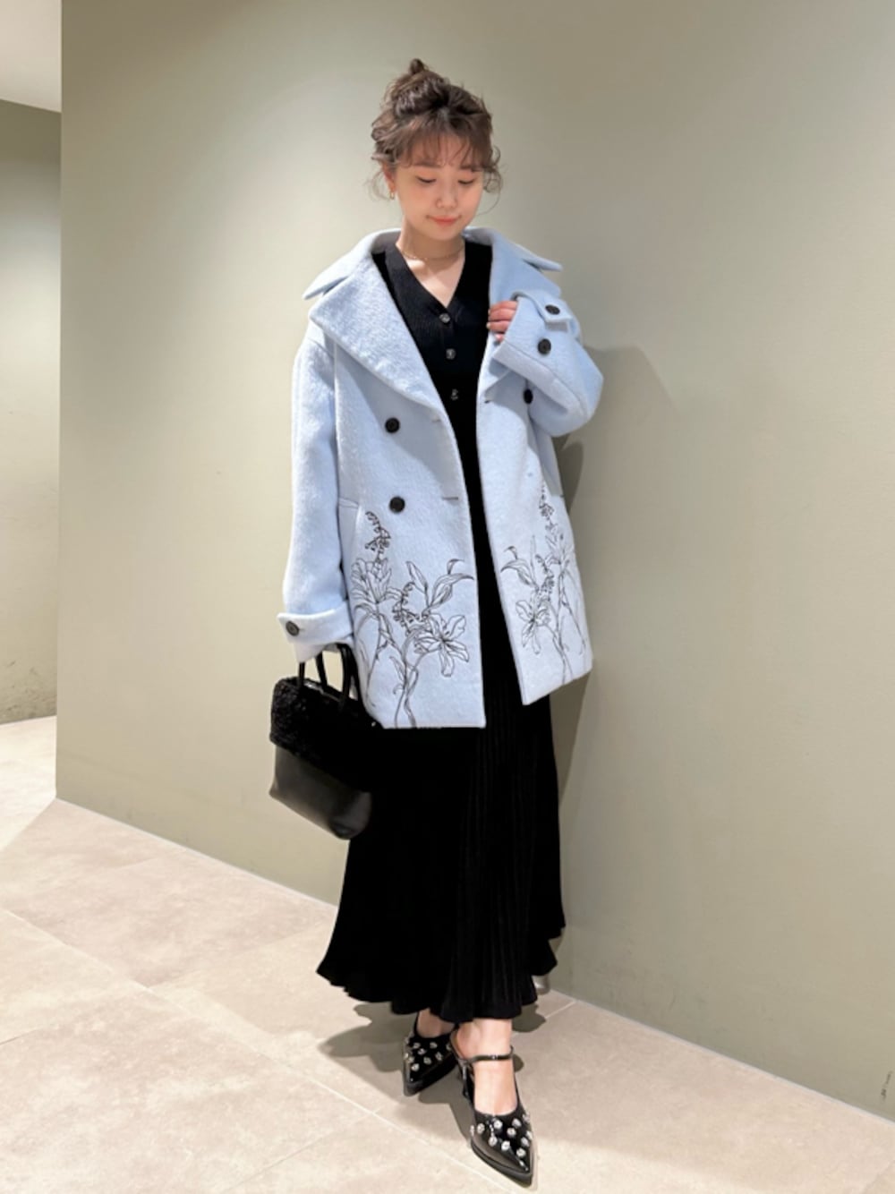 「骨格ストレート、イエベ秋、イエローベース、アウター、ワンピース、モノトーンコーデ、スタイルアップ、カラーコディネート」｜「LILY BROWNのエンブロイダリーコクーンコート（その他アウター、ブルー系）」を使った、LILY BROWNさん（レディース・150cm）の冬コーディネートの1枚目の写真