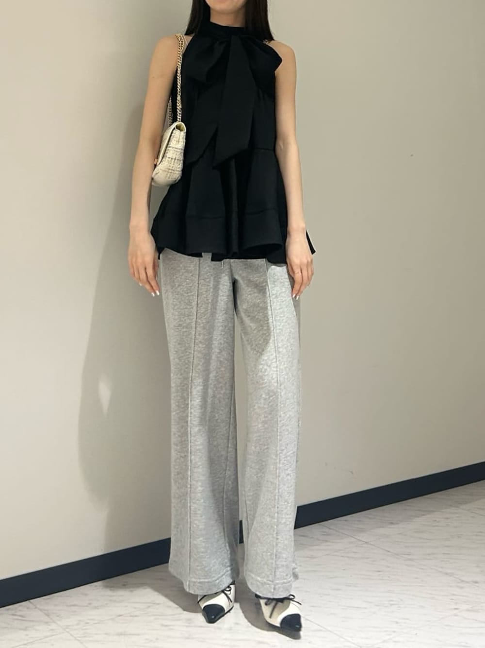 「骨格ウェーブ、ブラウス、夏コーデ、ボウタイ、シアー素材」｜「LILY BROWNのティアードアメスリトップス（シャツ/ブラウス、ブラック系）」を使った、LILY BROWNさん（レディース・163cm）の春コーディネートの1枚目の写真