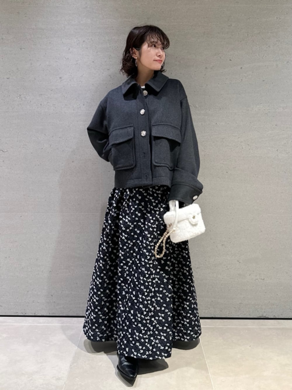 「骨格ウェーブ、ジャガード、イエベ春、イエローベース、冬の一押しニット、花柄アイテム、アウター、スカート、モノトーンコーデ、デートコーデ、柄アイテム、低身長コーデ、ビジュー」｜「LILY BROWNのウールジャケットコート（その他アウター、グレー系）」を使った、LILY BROWNさん（レディース・152cm）の冬コーディネートの1枚目の写真