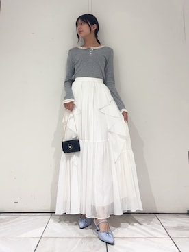 「LILY BROWN（リリーブラウン）のバックオープンヘンリーネックカットトップス（Tシャツ/カットソー、グレー系）」を使った、LILY BROWNさんの春コーディネート