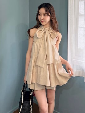 「LILY BROWN（リリーブラウン）のアメスリティアード2wayブラウス（シャツ/ブラウス、ベージュ系）」を使った、LILY BROWNさんの春コーディネート