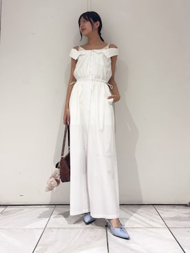 「LILY BROWN（リリーブラウン）のサテンキャミレイヤードオフショルコンビネゾン（ワンピース、ホワイト系）」を使った、LILY BROWNさんの春コーディネート