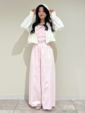 「LILY BROWN（リリーブラウン）のサテンキャミレイヤードオフショルコンビネゾン（ワンピース、ピンク系）」を使った、LILY BROWNさんの春コーディネート