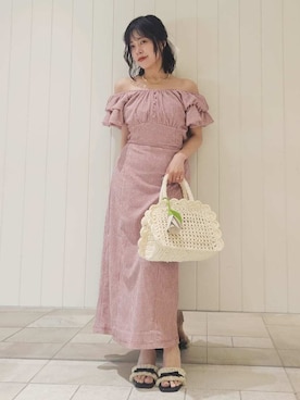 「LILY BROWN（リリーブラウン）のフラワーチャーム付きラッフルかごバッグ（かごバッグ、ホワイト系）」を使った、LILY BROWNさんの夏コーディネート