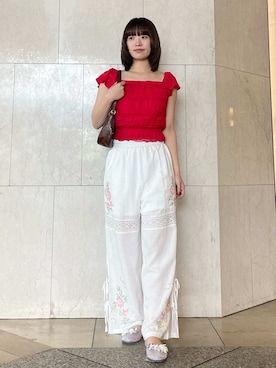 「LILY BROWN（リリーブラウン）の2wayシャーリングトップス（Tシャツ/カットソー、レッド系）」を使った、LILY BROWNさんの春コーディネート