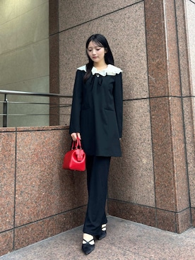 ラッフルカラー付きミニワンピースを使った人気ファッション