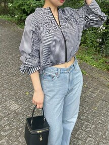 LILY BROWN（リリーブラウン）の「UVサッカーエンボスフリルブルゾン