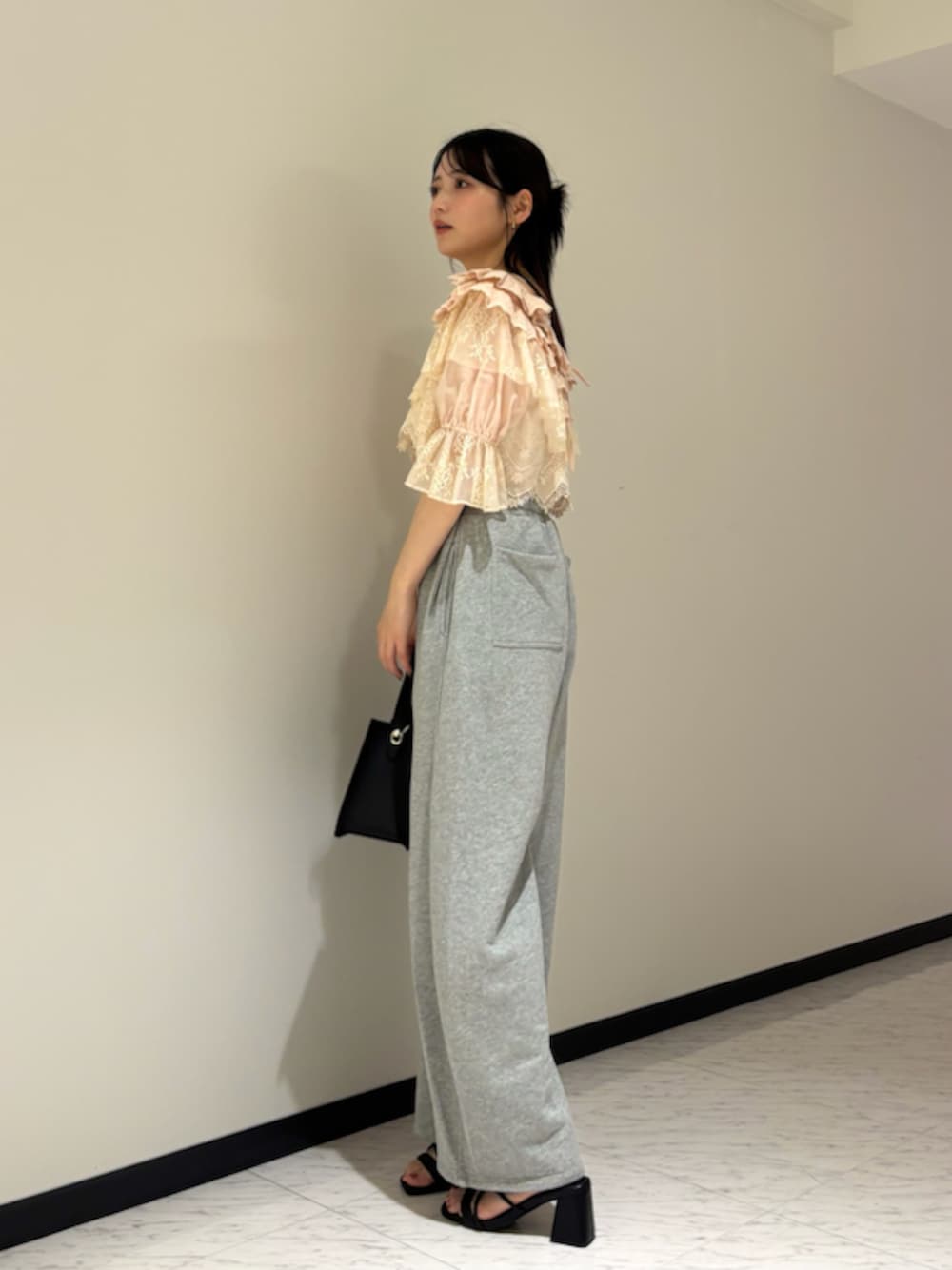 LILY BROWNさんの「ヴィンテージライクレースブラウス（LILY BROWN）」を使ったコーディネートの1枚目の写真