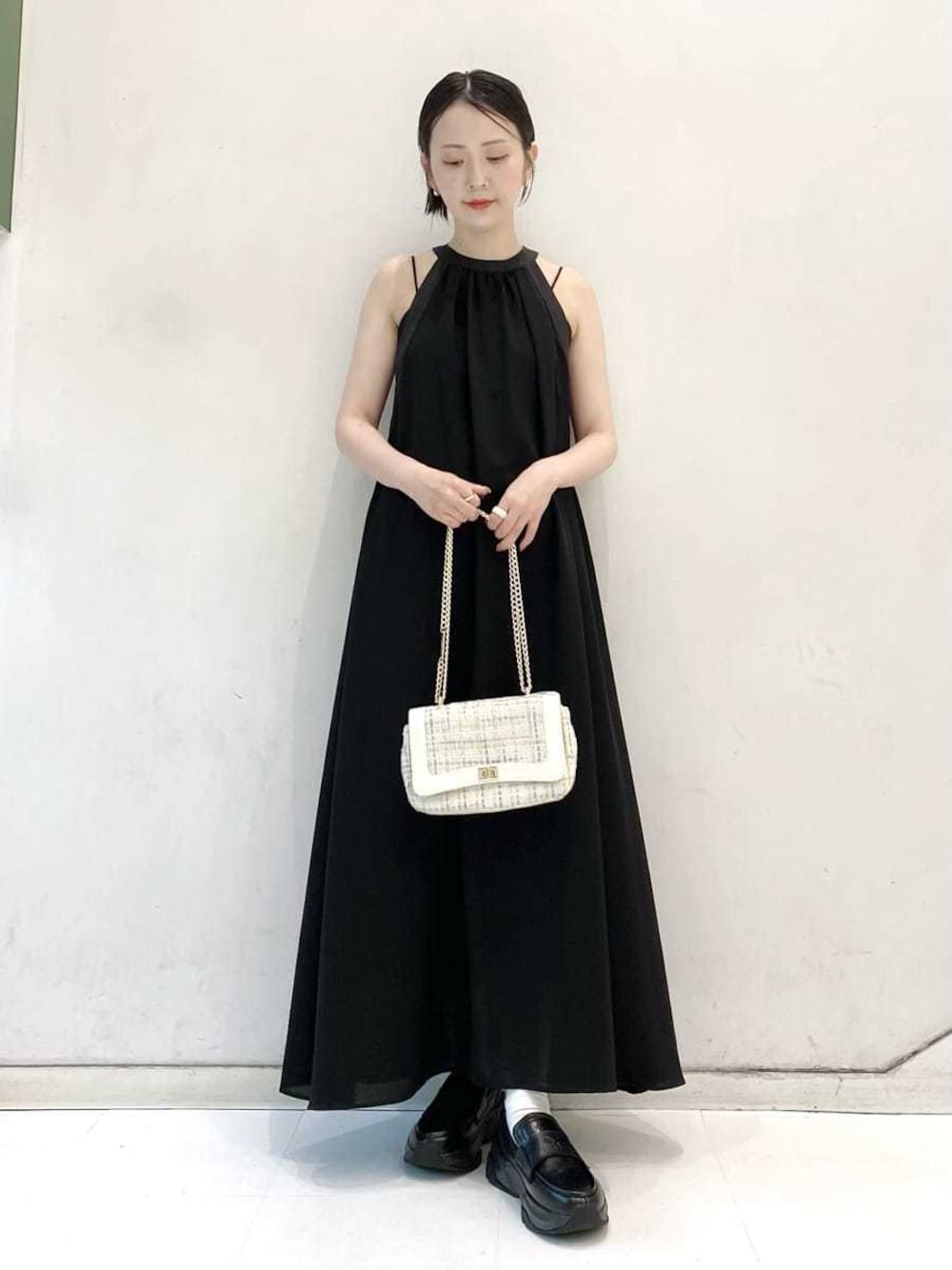 「骨格ウェーブ、イエベ春、イエローベース、モード、リラックス、モノトーンコーデ、低身長コーデ」｜「LILY BROWNのゴールドチェーンショルダーバッグ（ショルダーバッグ、ホワイト系）」を使った、LILY BROWNさん（レディース・154cm）の夏コーディネートの1枚目の写真