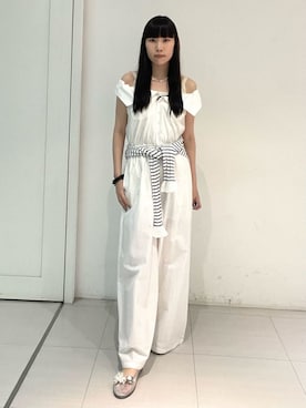 「LILY BROWN（リリーブラウン）のサテンキャミレイヤードオフショルコンビネゾン（ワンピース、ホワイト系）」を使った、LILY BROWNさんの春コーディネート