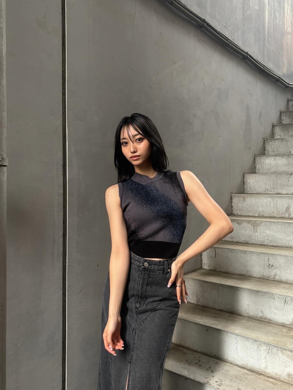 ブラック系のタンクトップ、ブラック系のデニムスカートを着用したレディースの夏コーディネートの1枚目の写真