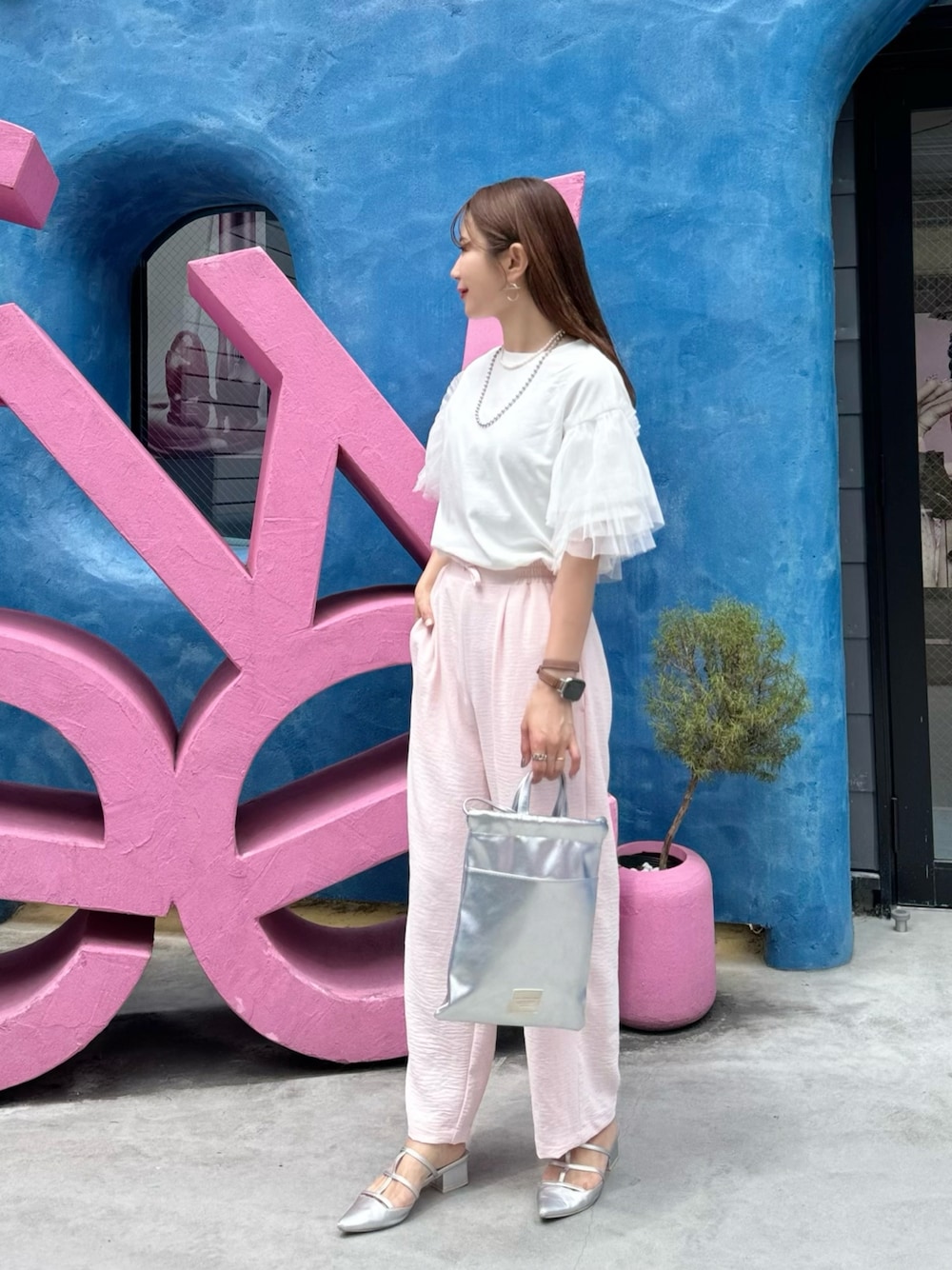「ピンクパンツ、ピンクコーデ、チュールトップス」｜「Emma（SELECT LEVERY）のアイテム（トップス、ホワイト系）」を使った、yun1oさん（骨格ウェーブ・レディース・158cm）の夏コーディネートの1枚目の写真