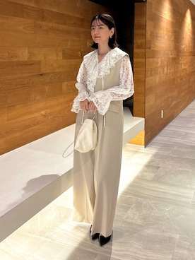 「ANDRESD（アンドレスド）のレースラッフルオールインワンドレス / lace ruffle all-in-one dress（パンツドレス、ベージュ系）」を使った、ANDRESD staffさん（レディース・160cm）の春コーディネート