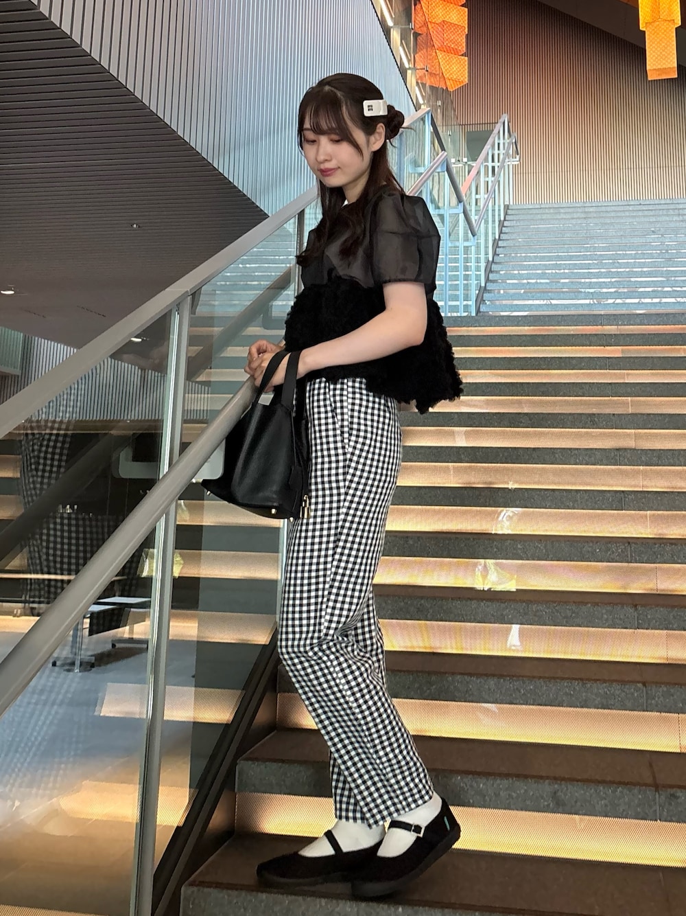 「セットアップ、シアートップス、夏ルックで気分アップ、夏コーデ、お出かけコーデ、モノトーン、ANDRESD、休日スタイル、きれいめカジュアル、着回しコーデ、パフスリーブ、ギンガムチェック、大人ガーリー、ブラックコーデ、夏」｜「ANDRESDのswell peplum set up pants dress スウェルぺプラムセットアップパンツドレス（パンツドレス、ブラック系）」を使った、ANDRESD EC事業部さん（骨格ウェーブ・レディース・164cm）の夏コーディネートの1枚目の写真