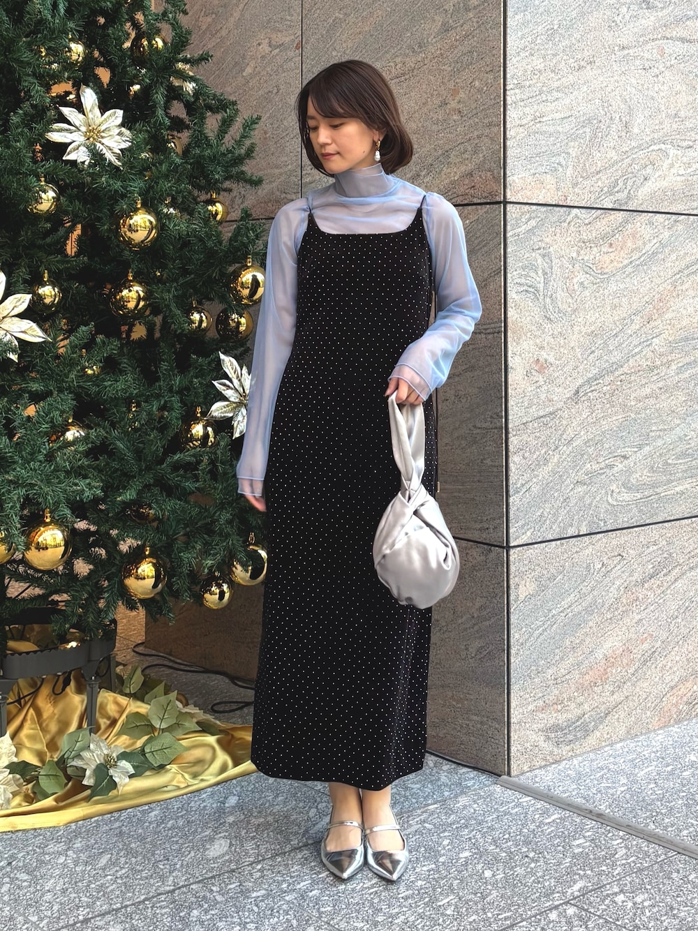 ブルー系のシャツ/ブラウス、シルバー系のハンドバッグ、ブラック系のドレスを着用したレディースの秋コーディネートの1枚目の写真