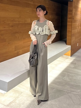 「ANDRESD（アンドレスド）のラッフルビスチェパンツドレス / ruffled bustier pants dress（パンツドレス、ベージュ系）」を使った、ANDRESD staffさん（レディース・160cm）の春コーディネート