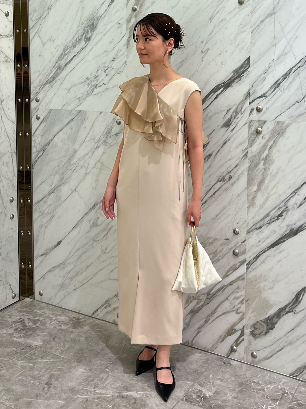 「セットアップ、つけ襟、ビスチェ、ドレス、結婚式、結婚式二次会スタイル、オケージョン、ドレスシューズ、ノースリーブ、夏ルックで気分アップ、フリル、ワンピース、きれいめカジュアル、ANDRESD、夏コーデ」｜「ANDRESDのglossy multi ruffle dress グロッシーマルチラッフルドレス（ドレス、ベージュ系）」を使った、ANDRESD EC事業部さん（骨格ナチュラル・レディース・160cm）の夏コーディネートの1枚目の写真