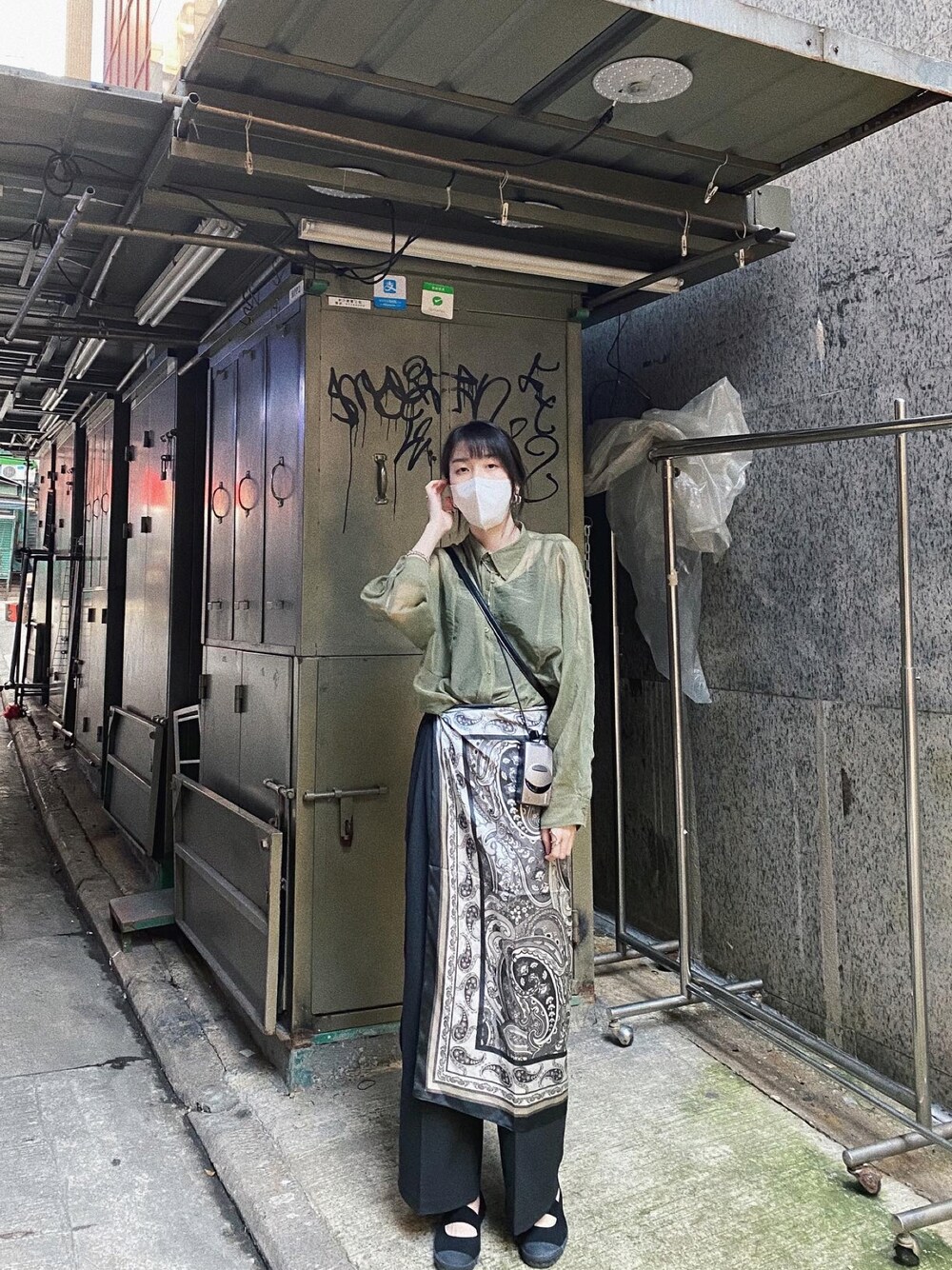 「LOWRYS FARMのシャンブレーシアーシャツＬＳ　959390（シャツ/ブラウス、グリーン系）」を使った、cheuuuukさん（レディース・168cm）の春コーディネートの1枚目の写真