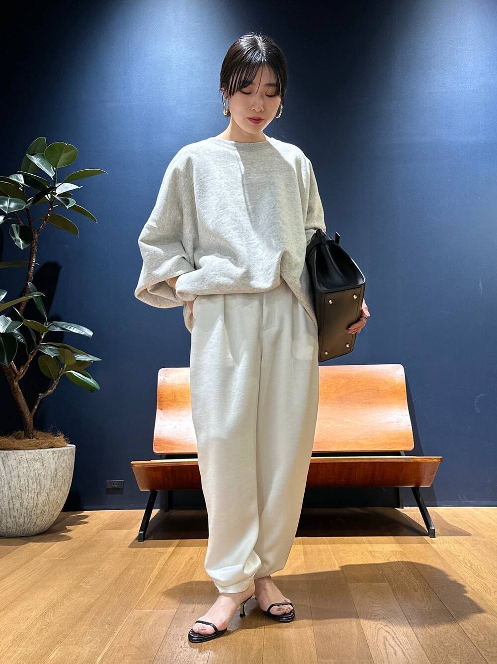 2530y新品カレンソロジー　ダブルサテンタックパンツ　白　F 日本製 2530y新品カレンソロジー ダブルサテンタックパンツ 白 F 日本製