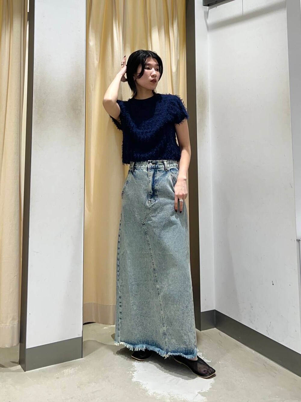「シンプル、デニム、大人スタイル、スカート、大人女子、きれいめカジュアル、カジュアルコーデ、シンプルコーデ、kbf_ootd、KBF、Aラインスカート、ootd、デニムスカート、夏コーデ、デニムコーデ」｜「KBFのギャザートゥメッシュシューズ（その他シューズ、ブラック系）」を使った、なかさんさん（レディース・156cm）の春コーディネートの1枚目の写真