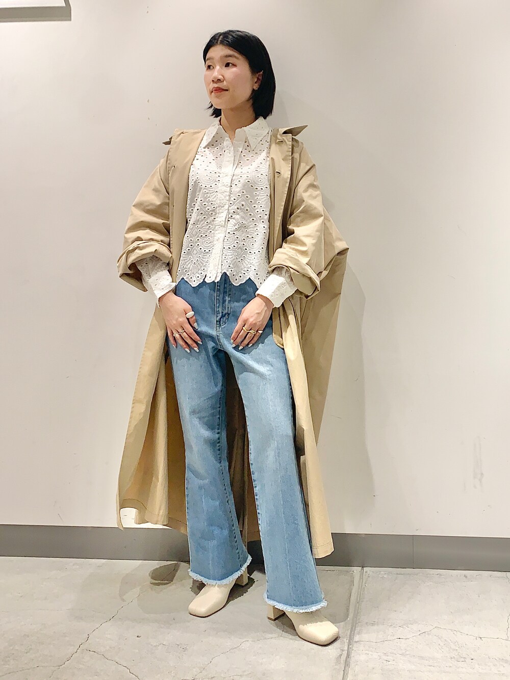「KBF、アウター、春コート、スプリングコート、トレンチコート、ステンカラーコート、ベージュ、レースブラウス、デニム、フレアデニム、スクエアトゥ、春、シンプル、春コーデ、きれいめカジュアル」｜「KBFのスカラップレースシャツ（シャツ/ブラウス、ホワイト系）」を使った、なかさんさん（レディース・156cm）の春コーディネートの1枚目の写真