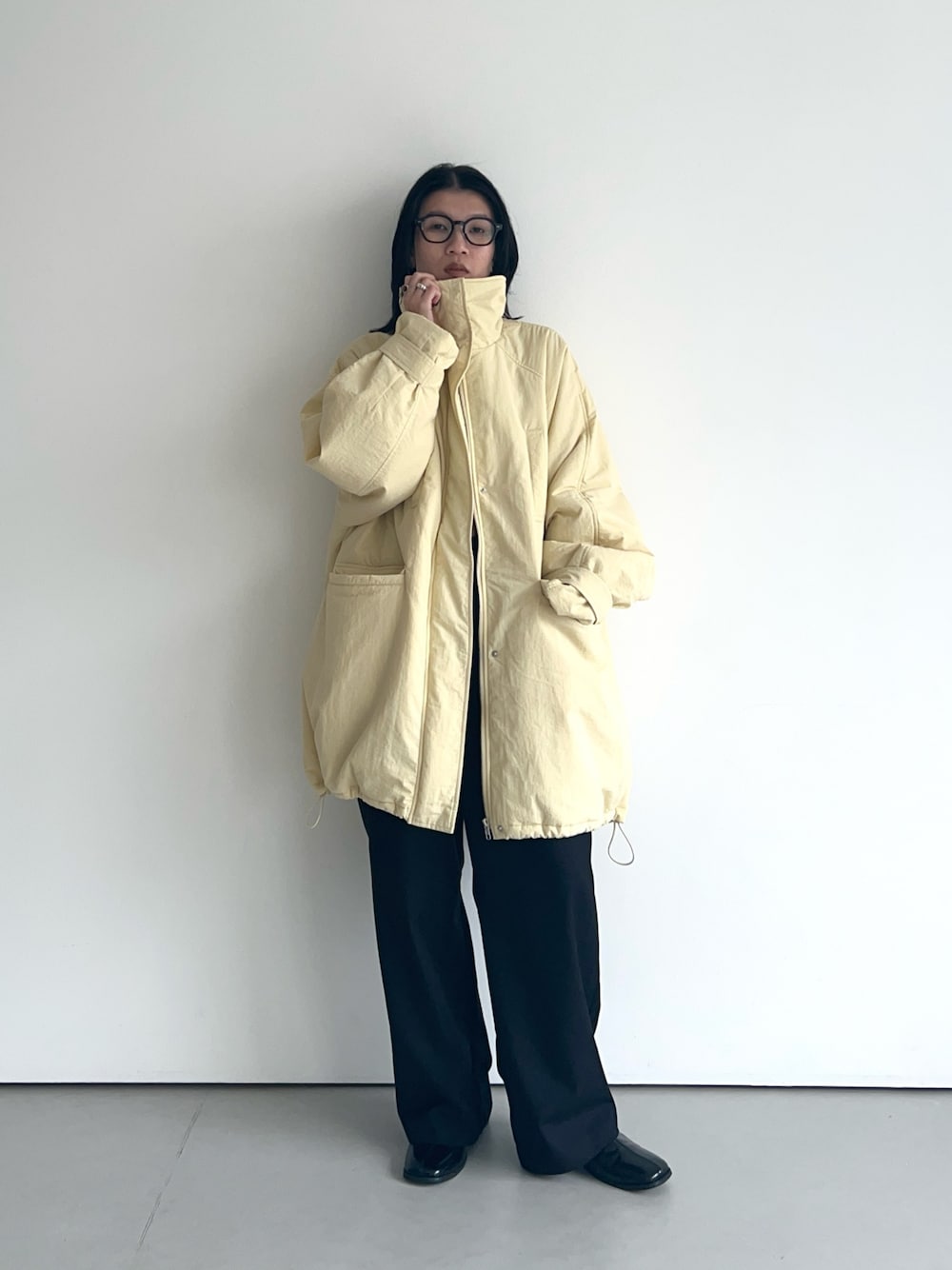 ベージュ系のダウンジャケット/コート、イエロー系のダウンジャケット/コートを着用したレディースの秋コーディネートの1枚目の写真