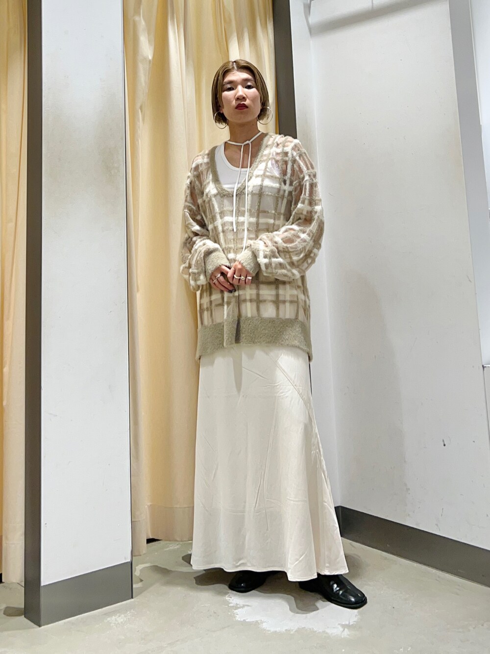 「KBF、秋服まるっと大公開、秋服準備はじめました、オトナカジュアル、きれいめカジュアル、シアーニット、チェック、チェック柄に恋してる、マキシスカート、ワントーンコーデ、シンプルスタイル、キレイめカジュアル、秋コーデ、オトナ女子」｜「KBFのシアーチェックフェザーニット（ニット/セーター、グレー系）」を使った、なかさんさん（レディース・156cm）の秋コーディネートの1枚目の写真