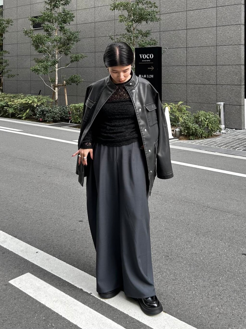 グレー系のその他パンツ、ブラック系のTシャツ/カットソー、ブラック系のその他アウターを着用したレディースの冬コーディネートの1枚目の写真