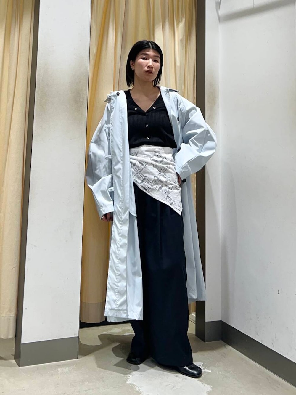 「シンプル、ワントーンコーデ、大人スタイル、アウター、大人女子、きれいめカジュアル、シンプルコーデ、kbf_ootd、KBF、コート、ステンカラーコート、レース、ootd、春コーデ、春アウター」｜「KBFのレーススカーフSETパンツ（その他パンツ、ブルー系）」を使った、なかさんさん（レディース・156cm）の春コーディネートの1枚目の写真
