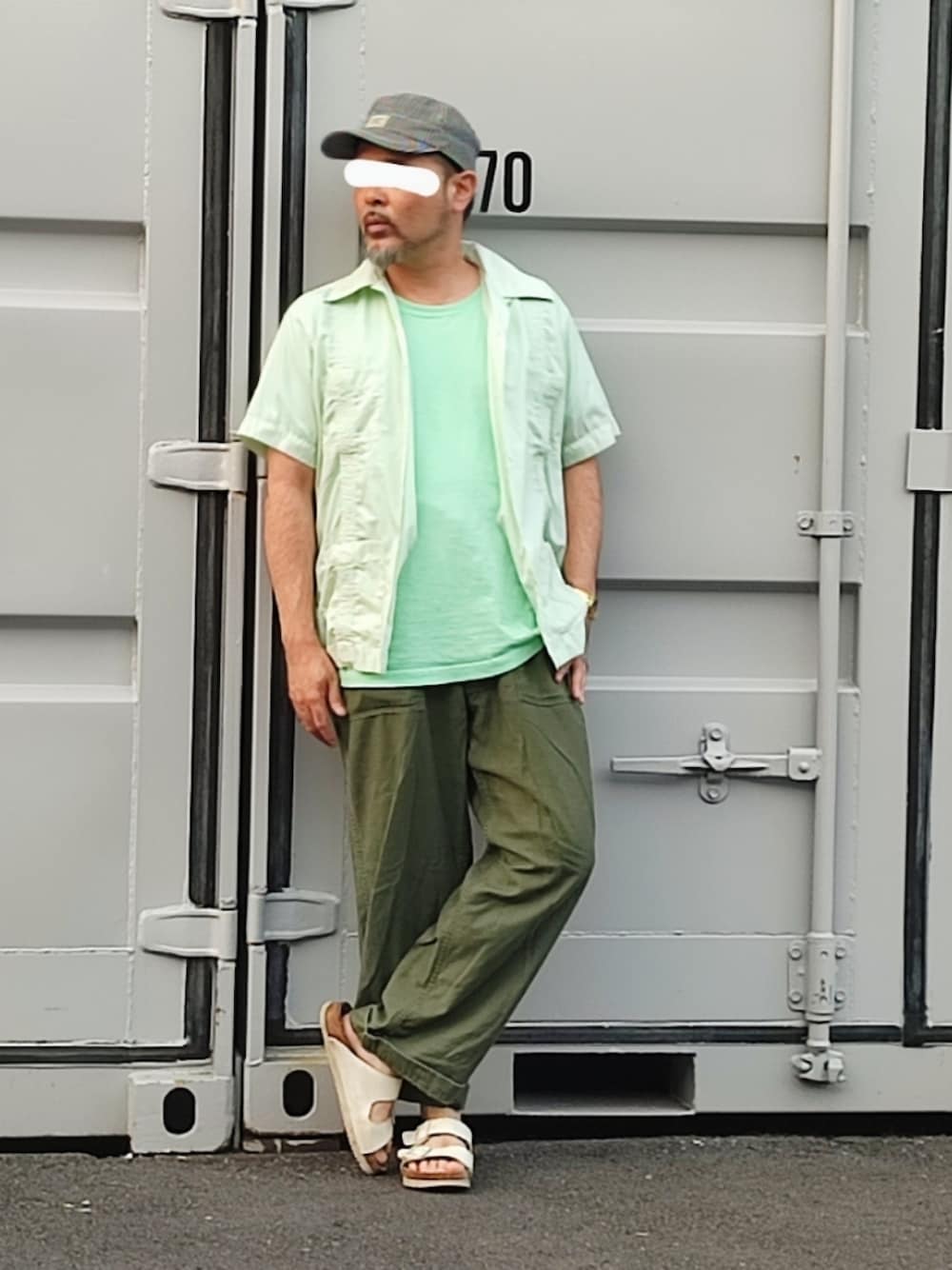 カーゴパンツ（グリーン系）を使った「ミントグリーン」の人気