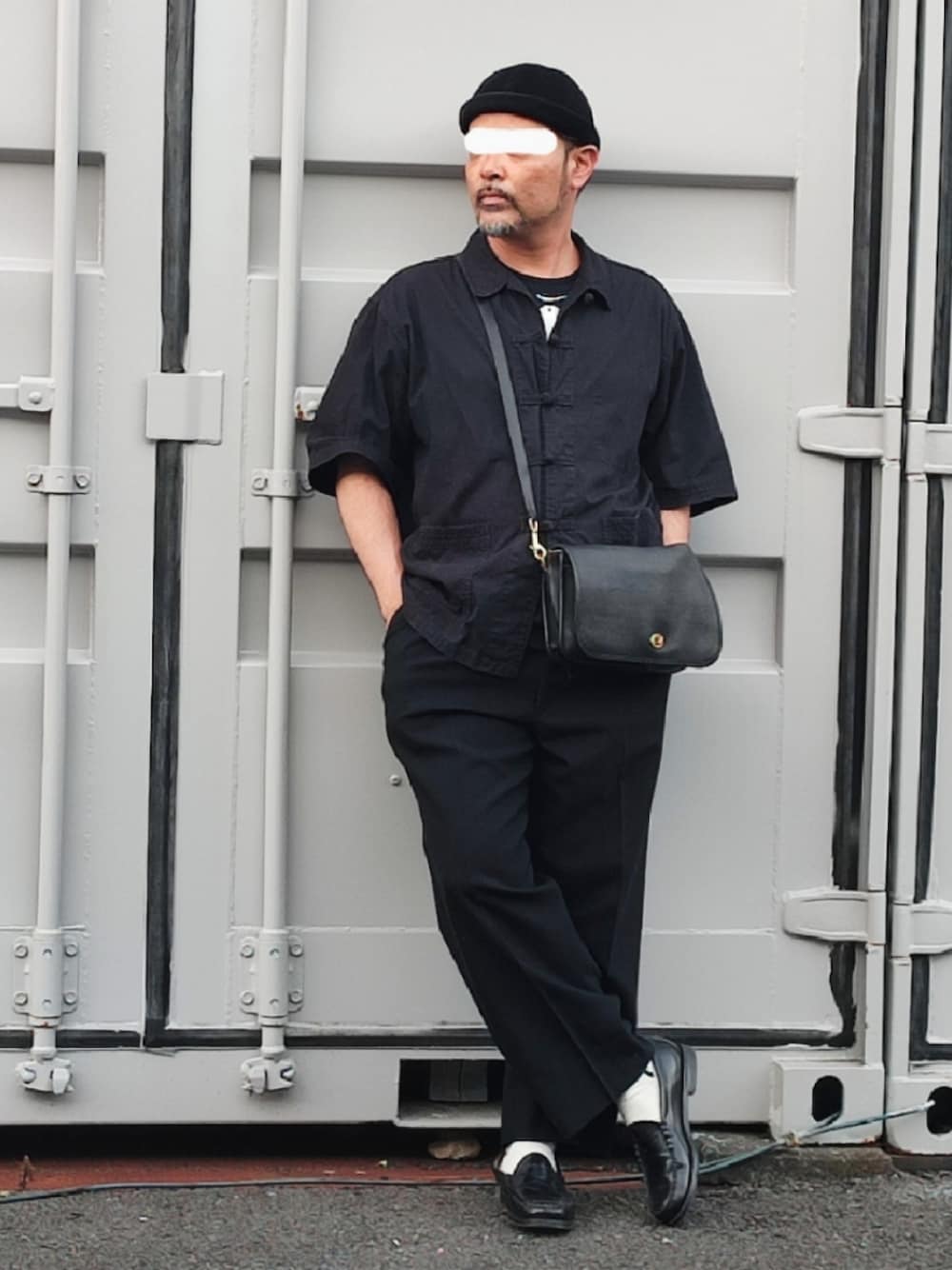 「夏コーデ、夏だ！Tシャツ着よう！、大人カジュアル、シンプルスタイル、スラックス、きれいめカジュアル、オールブラック、モノトーンコーデ、ビーニー、チャイナシャツ、モード、オールドコーチ、ショルターバッグ、差し色、ローファー」｜「Yves Saint Laurentのアイテム（スラックス、ブラック系）」を使った、アマタウロスさん（メンズ・169cm）の夏コーディネートの1枚目の写真