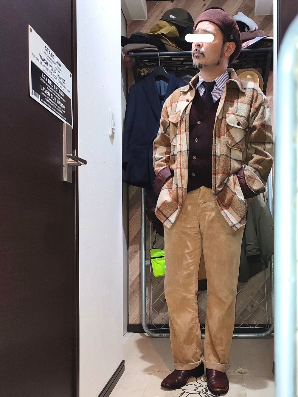 ベージュ系のその他パンツ、ブラウン系のスリッポン、ブラウン系のベストを着用したメンズの春コーディネートの1枚目の写真