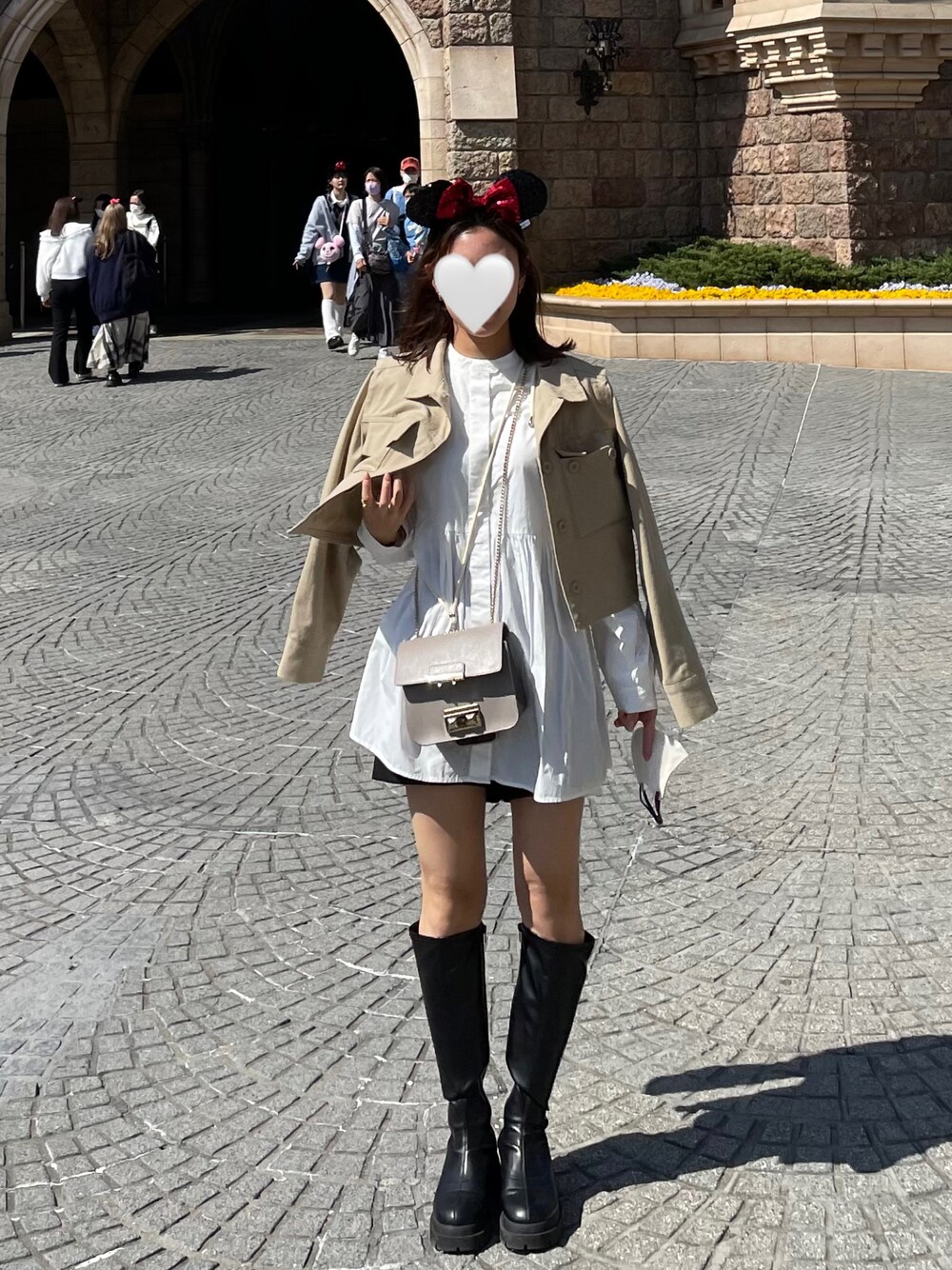 「春服デビュー宣言、春服、おでかけコーデ、ブラウス、ロングブーツ、ディズニー、ベージュ、カジュアルガーリー、骨格ウェーブ」｜「Heatherのインヒールストレッチロングブーツ　229820（ブーツ、ブラック系）」を使った、ayakaさん（レディース・158cm）の春コーディネートの1枚目の写真