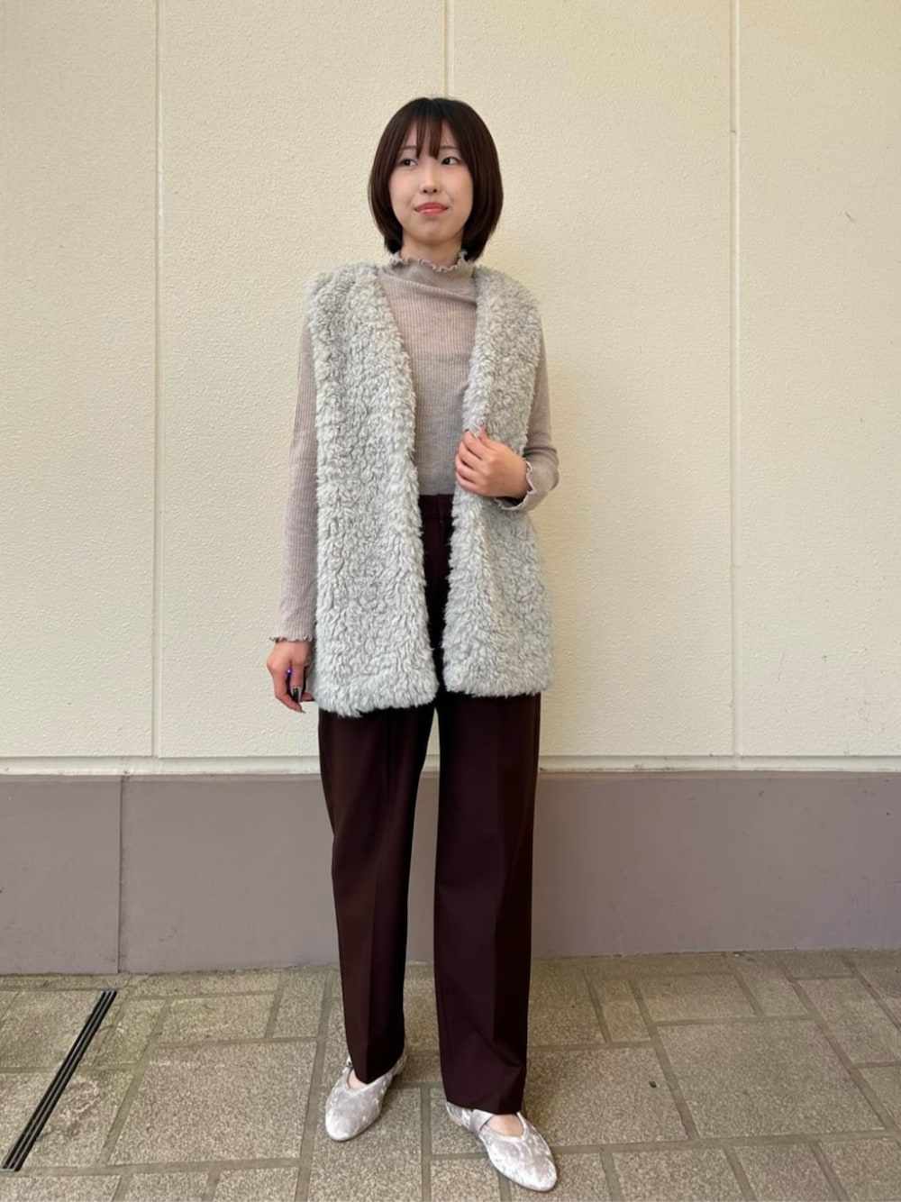 ベージュ系のニット/セーターを着用したレディースの春コーディネートの1枚目の写真