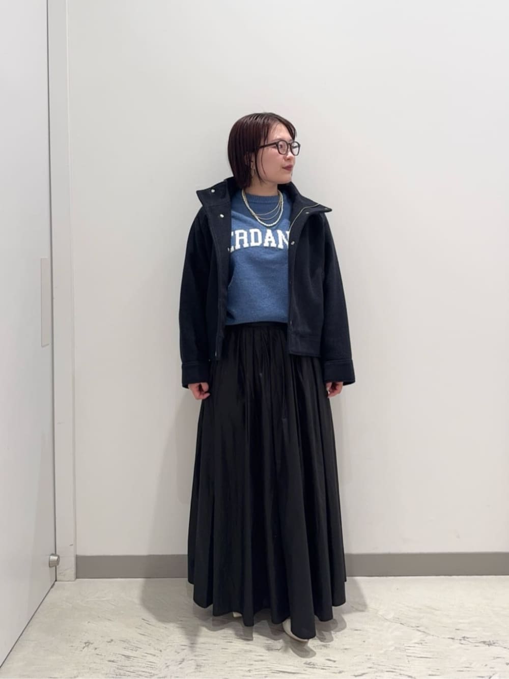 ブラック系のスカート、ブルー系のブルゾン、ブルー系のニット/セーターを着用したレディースの冬コーディネートの1枚目の写真