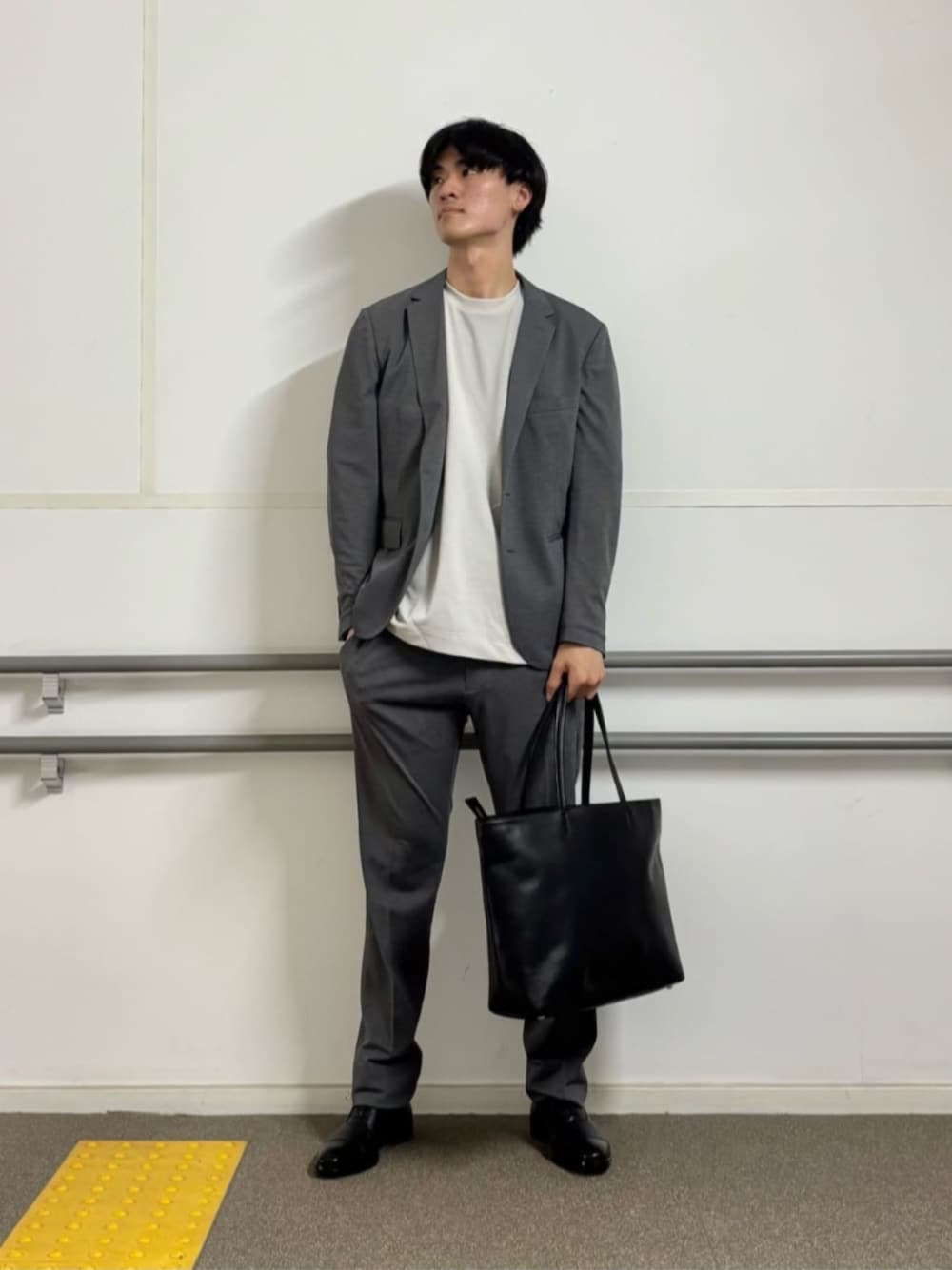 グレー系のテーラードジャケット、グレー系のスラックス、グレー系のTシャツ/カットソーを着用したメンズの夏コーディネートの1枚目の写真