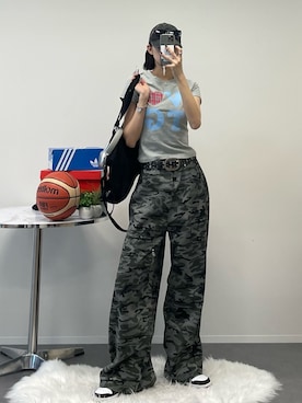 「Alfred Alex（アルフレッドアレックス）の【Alfred Alex】ヴィンテージライクルーズシルエットワイドバレルレッグパンツ カモフラージュ/レオパード（カーゴパンツ、グレー系）」を使った、manamiさん（レディース・170cm）の春コーディネート