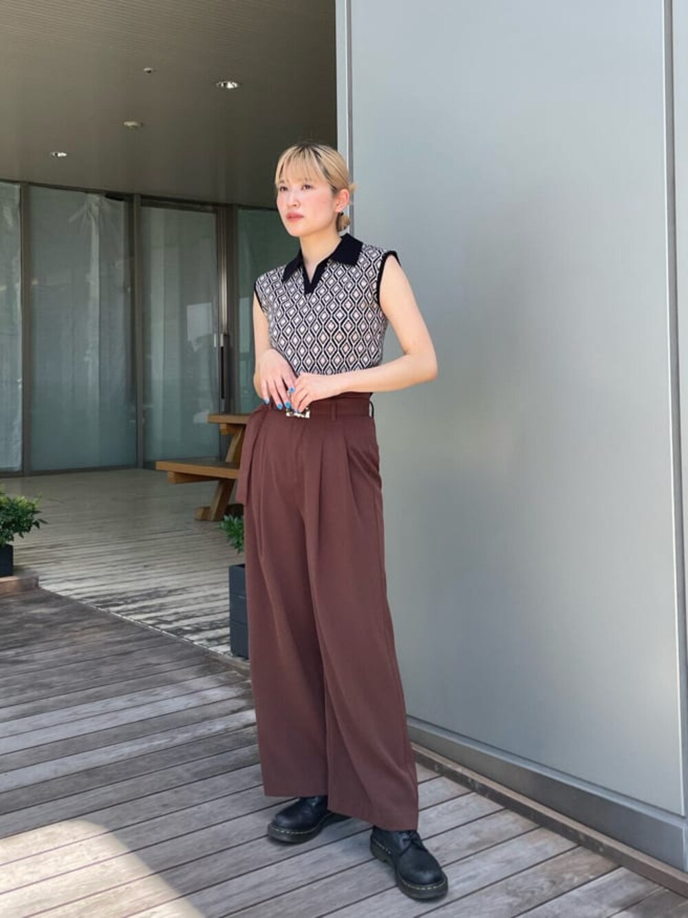 ブラウン系のスラックス、ブラック系のニット/セーターを着用したレディースの夏コーディネートの1枚目の写真