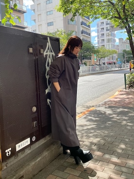 「MURUA（ムルーア）のアイテム（トレンチコート）」を使った、辻村奈々さん（レディース・159cm）の秋コーディネート