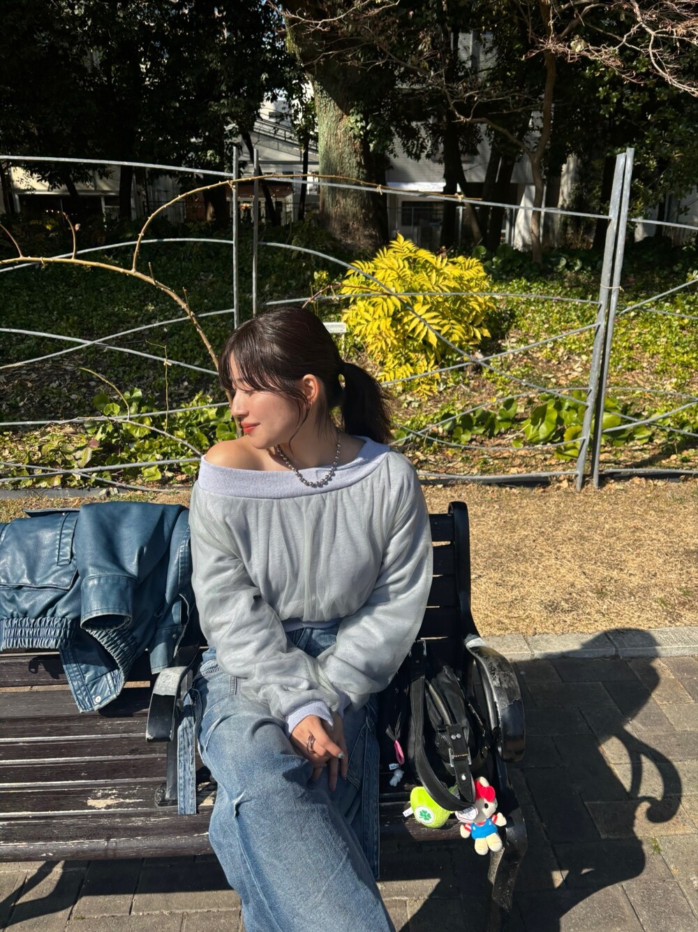 ブルー系のデニムパンツ、グレー系のスウェットを着用したレディースの春コーディネートの1枚目の写真