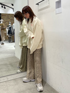 「MURUA（ムルーア）のアイテム（スウェット）」を使った、辻村奈々さん（レディース・159cm）の秋コーディネート