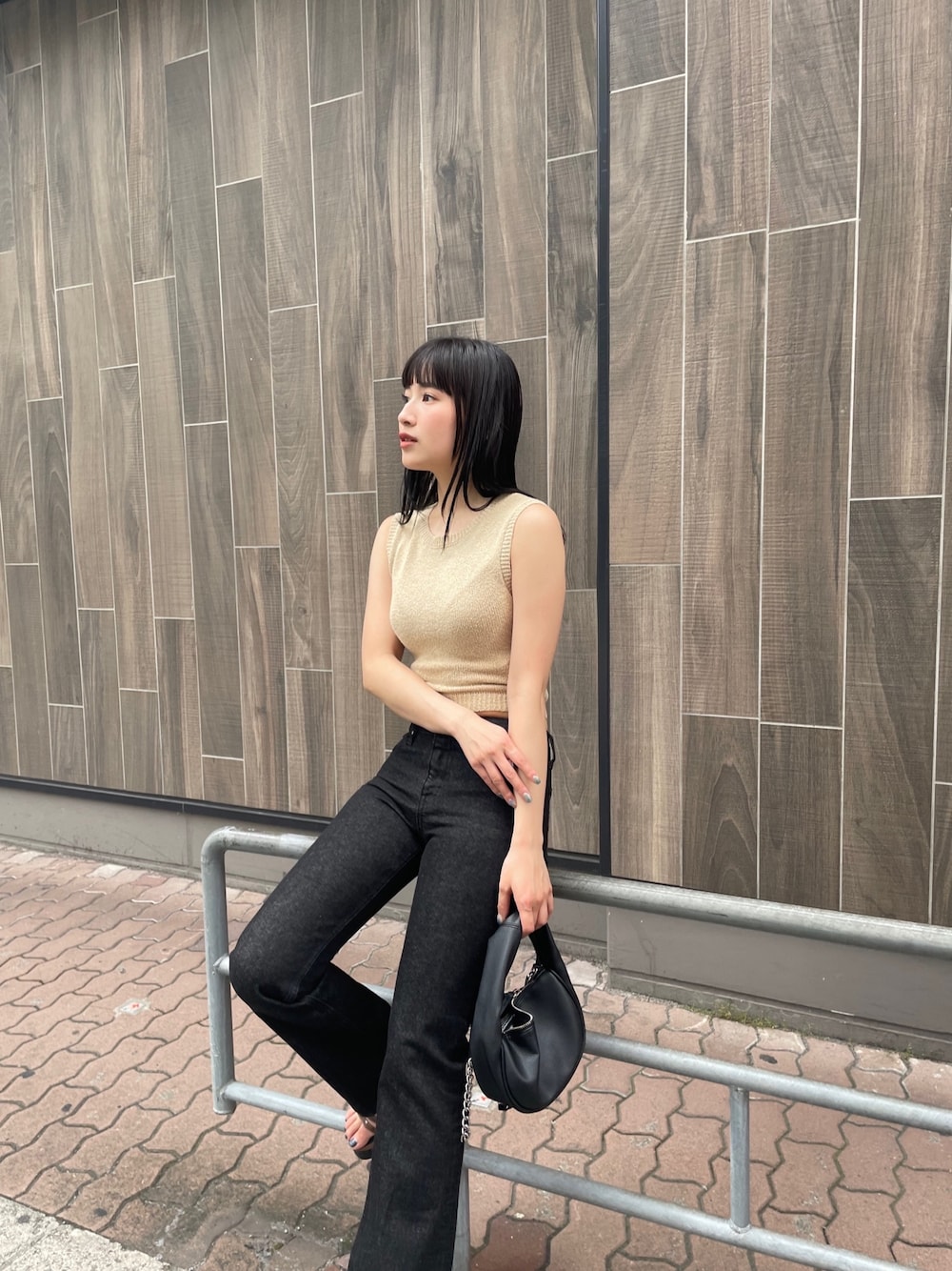 ホワイト系のタンクトップ、ブラック系のデニムパンツ、ブラック系のサンダルを着用したレディースの春コーディネートの1枚目の写真