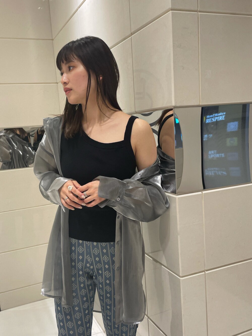 ブラック系のサンダル、ブラック系のニット/セーター、ブルー系のその他パンツを着用したレディースの春コーディネートの1枚目の写真