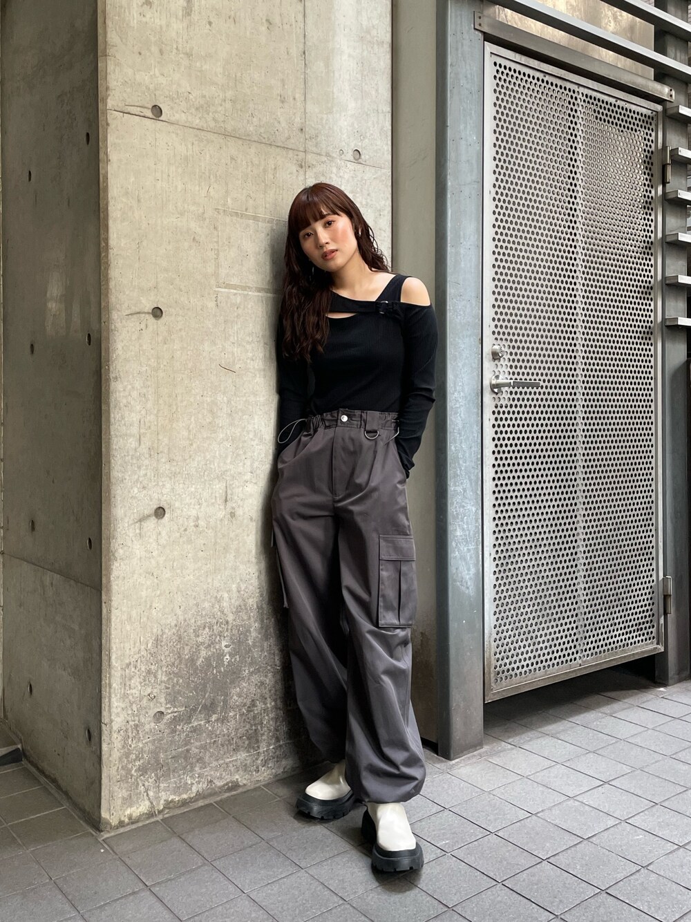 ブラック系のTシャツ/カットソー、グレー系のカーゴパンツを着用したレディースの秋コーディネートの1枚目の写真