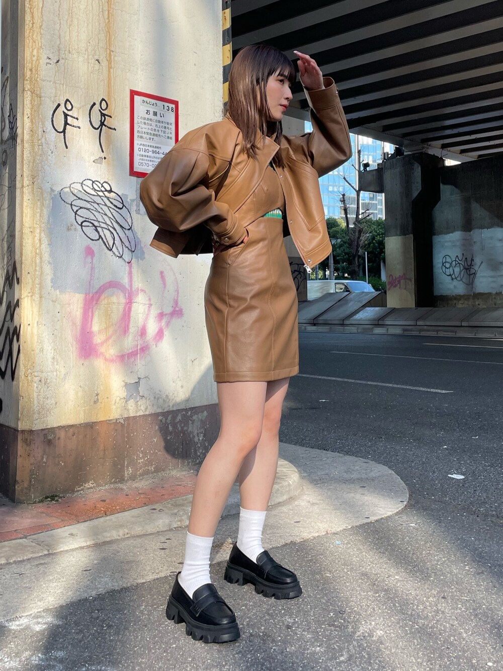 イエロー系のワンピース、ブラック系のローファー、イエロー系のブルゾンを着用したレディースの冬コーディネートの1枚目の写真