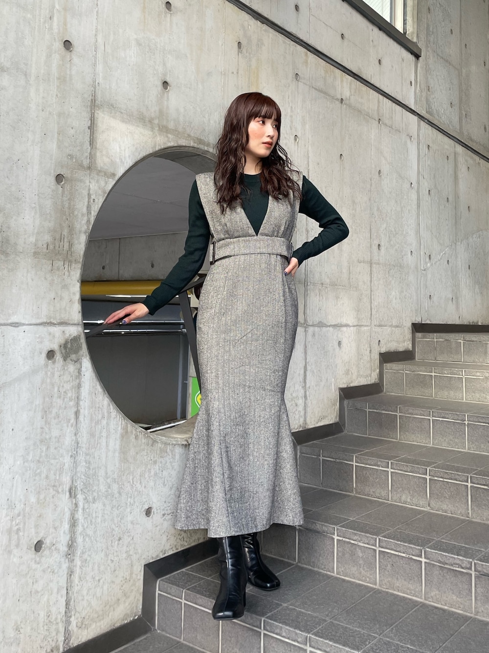 その他のジャンパースカート、グレー系のニット/セーターを着用したレディースの秋コーディネートの1枚目の写真