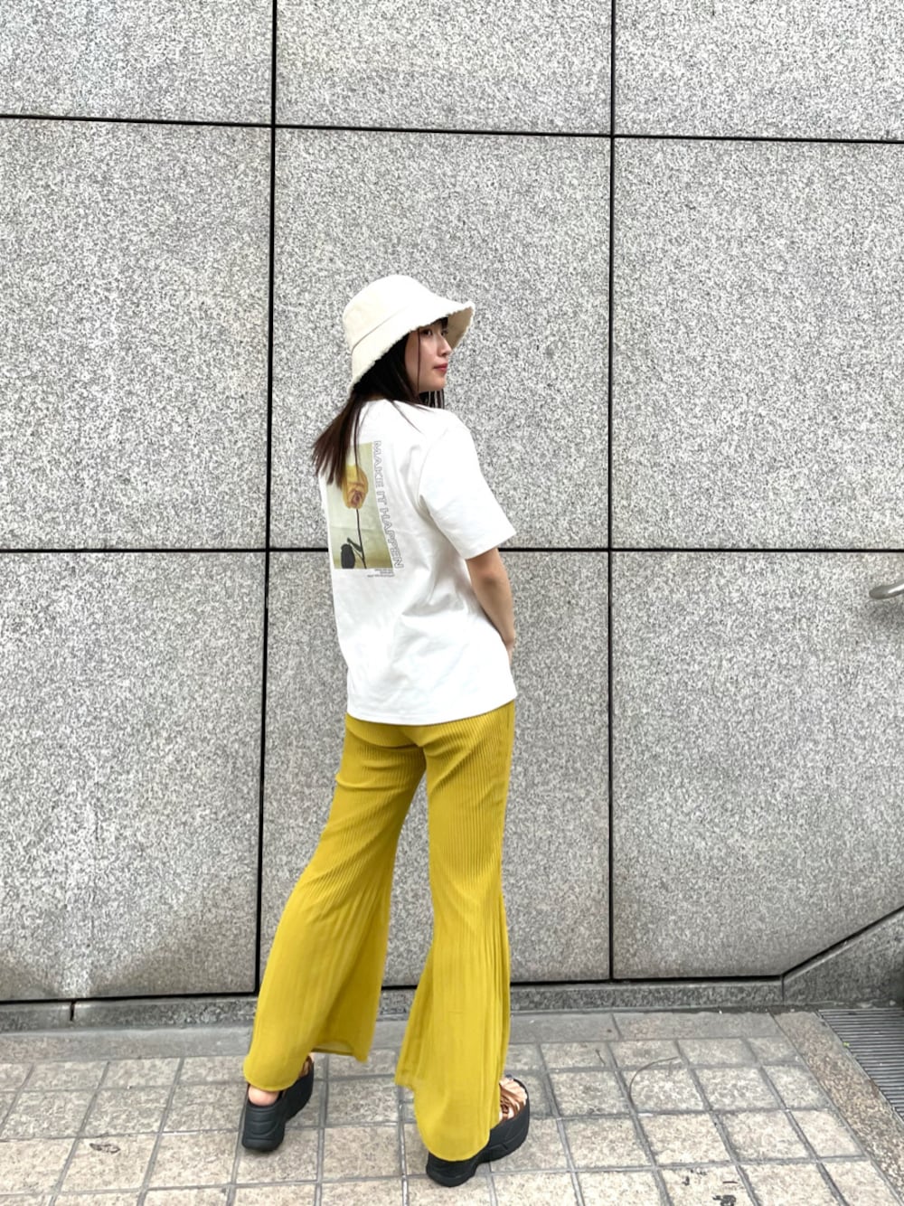 ベージュ系のサンダル、ホワイト系のTシャツ/カットソー、イエロー系のその他パンツを着用したレディースの春コーディネートの1枚目の写真