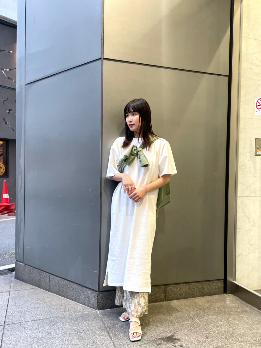 ホワイト系のサンダル、ホワイト系のワンピース、ベージュ系のシャツ/ブラウスを着用したレディースの春コーディネートの1枚目の写真